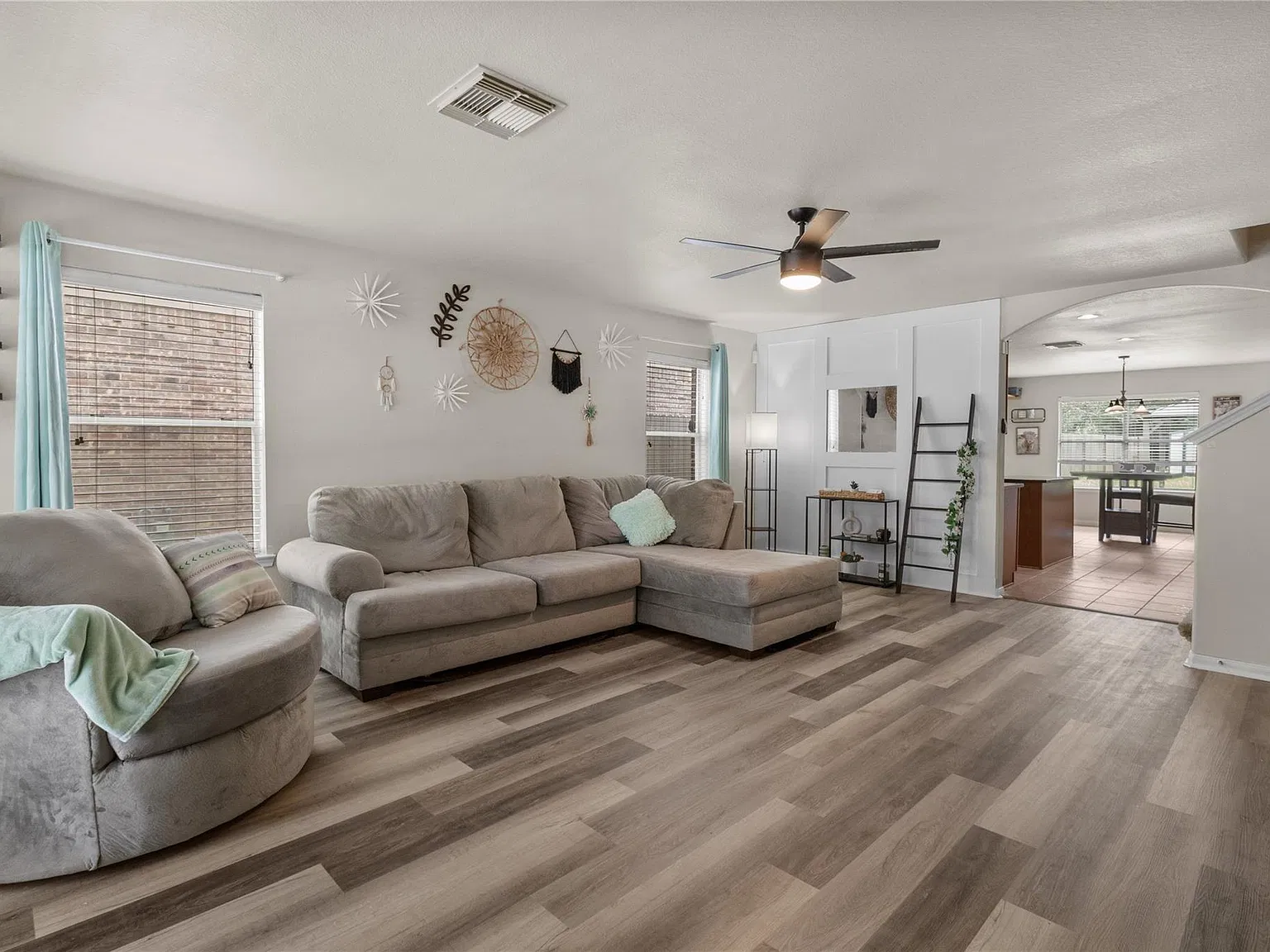 4 bed, 2.5 bath, 2485 sqft, $2,500 — Photo 2