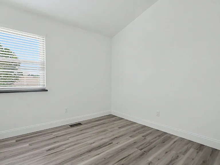862 London Green Way — Photo 23