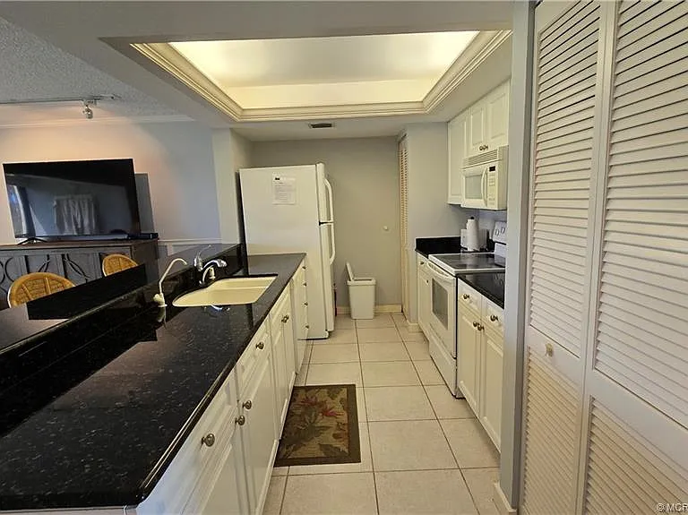 5565 NE Gulfstream Way — Photo 12
