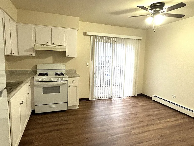 1300 Getzelman Dr — Photo 4