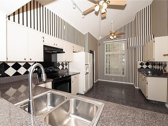 3rd image of 11631 Fox Creek Dr