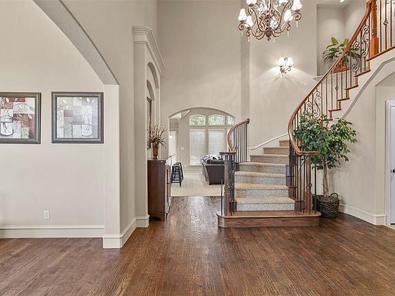 3rd image of 2306 Castle Creek Dr