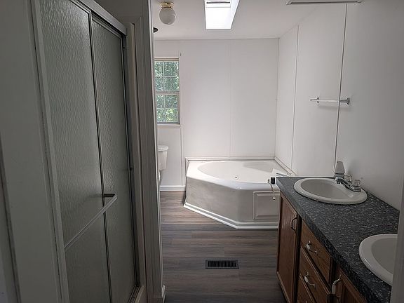 4th image of 667 Woodhaven Rd
