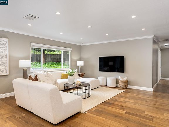 3rd image of 206 Dayton Ct