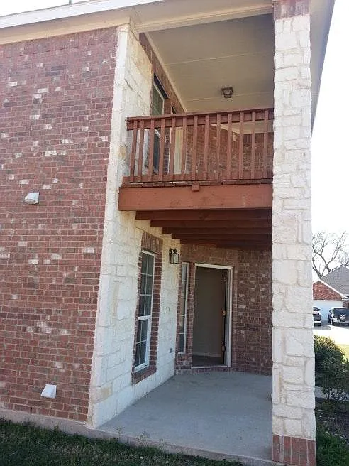 Building Photo - 1100 Camelot Dr