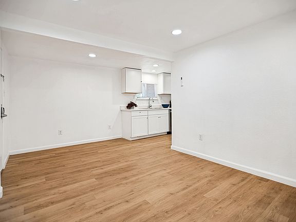 3rd image of 905 W Abram St #5