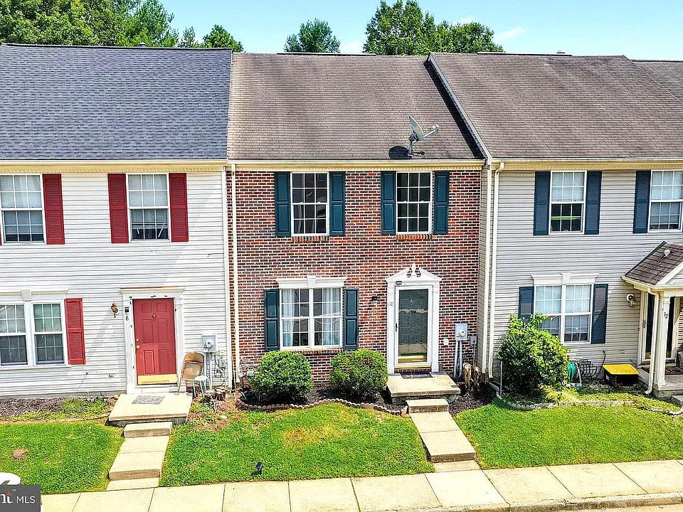 10 Hickory Ln