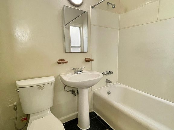 5th image of 726 N Van Ness Ave APT 208