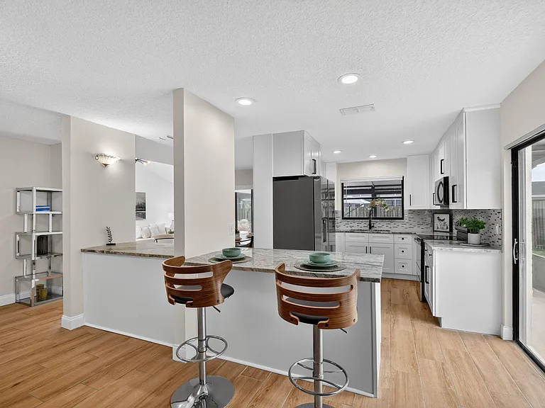 12260 Old Country Rd S — Photo 15