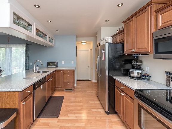 4th image of 1067 Louise St