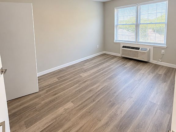 4th image of 144 Fair St #2