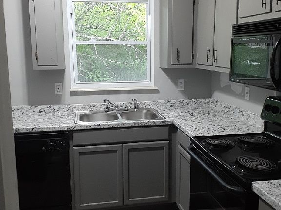 3rd image of 523 Sleepy Hollow Rd