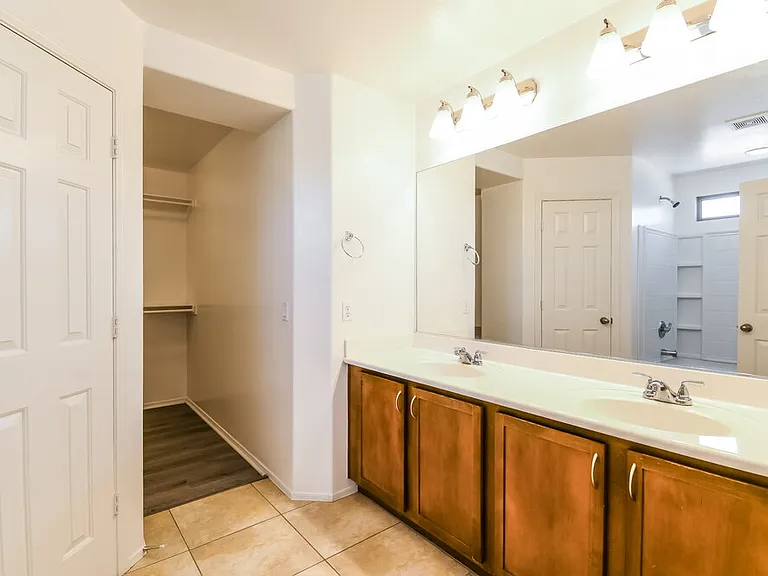 5206 W Glass Ln — Photo 11