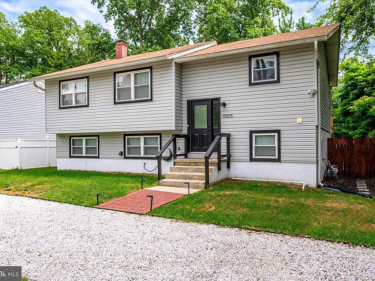 1005 Magothy Park Ln — Photo 1