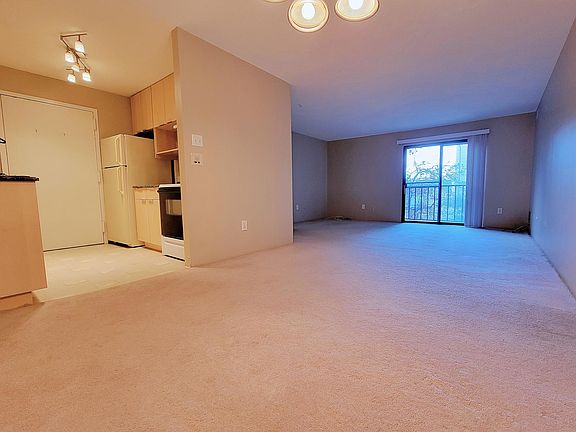 5th image of 12 Village Green Ln