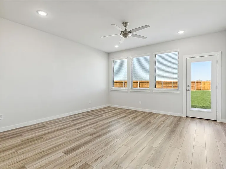 907 Hazel Dr — Photo 8
