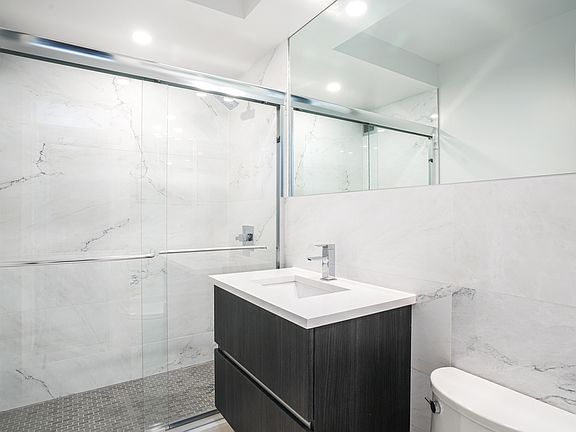 4th image of 330 W 58th St APT 15N