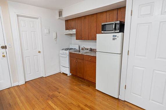 4th image of 231 E 33rd St #3A