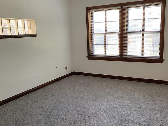 2nd image of 4936 Winona Ave #2W