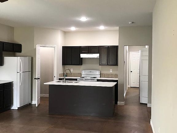 Living room/dining area