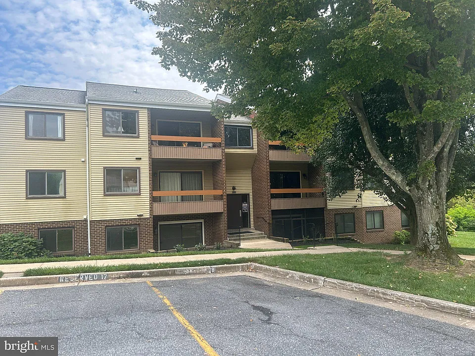 1001 Scarlet Oak Ct #1B