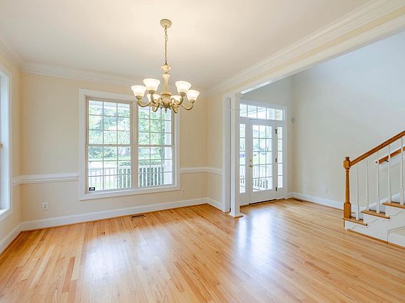 5th image of 1009 Oak Dr