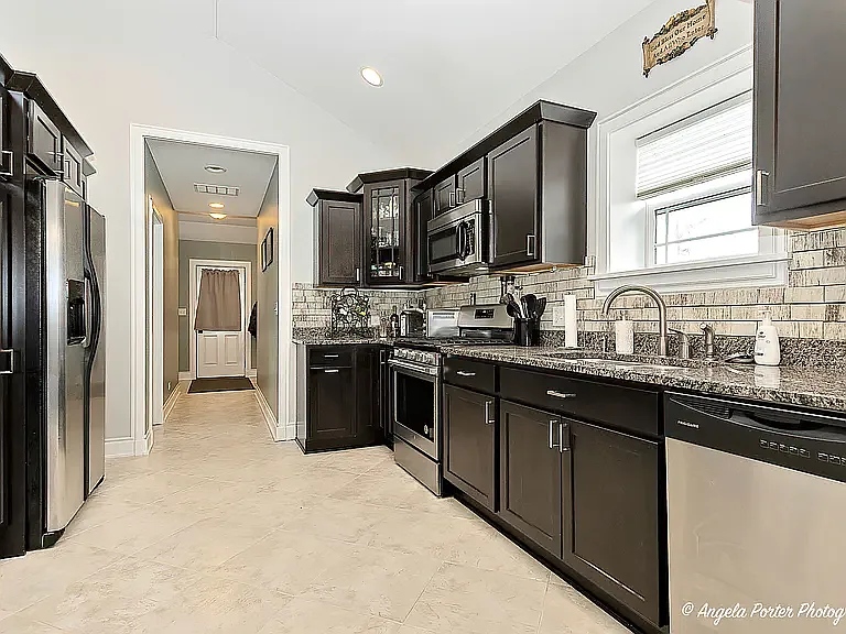824 N River Rd — Photo 2
