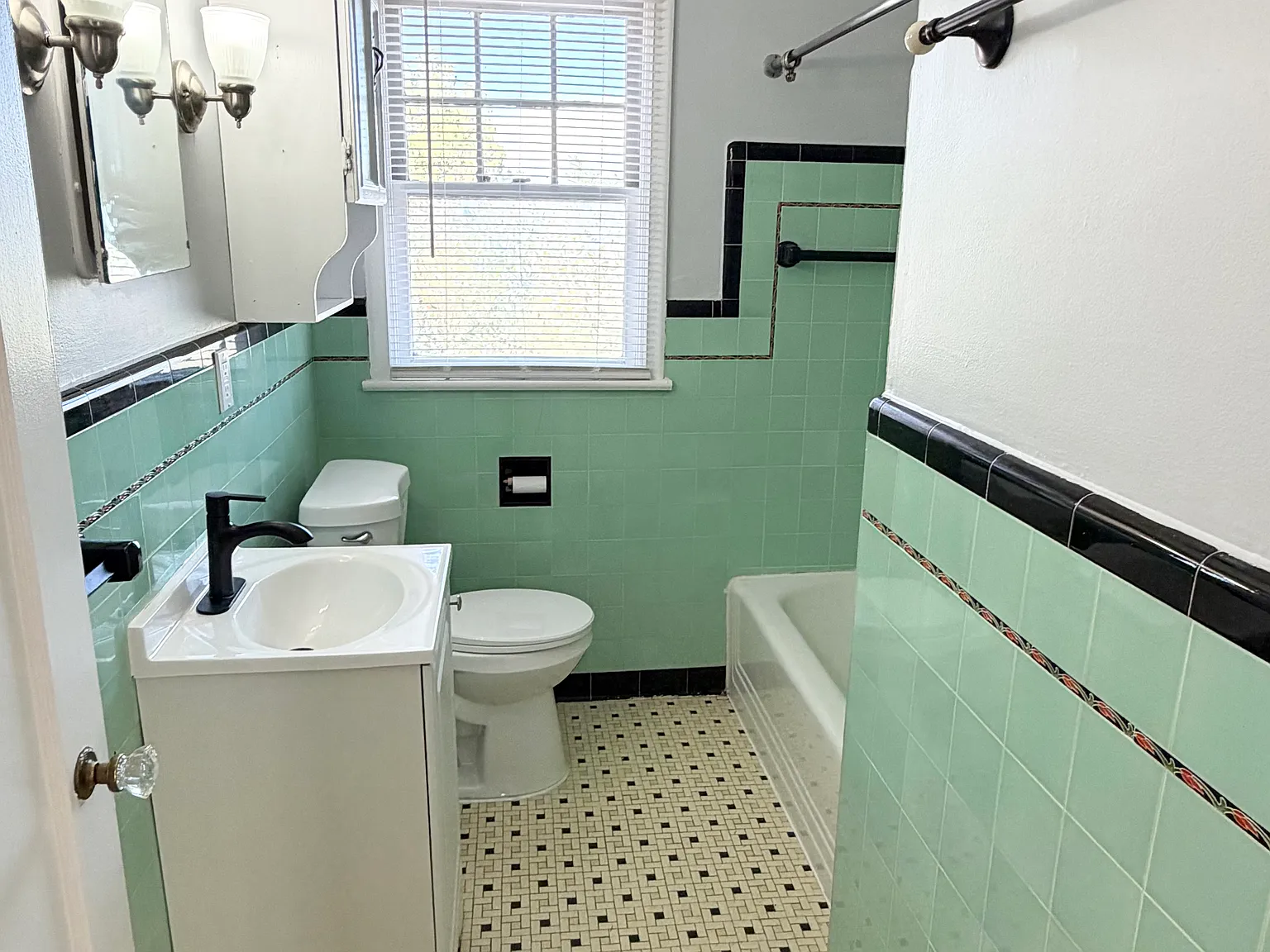2 bed, 1000 sqft, $1,600 — Photo 3