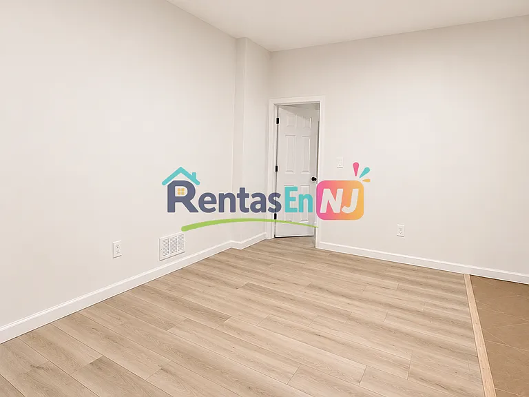 319 Hawthorne Ave #1L — Photo 2