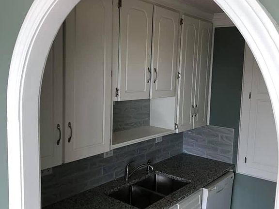 5th image of 700 E 9th St APT 4F