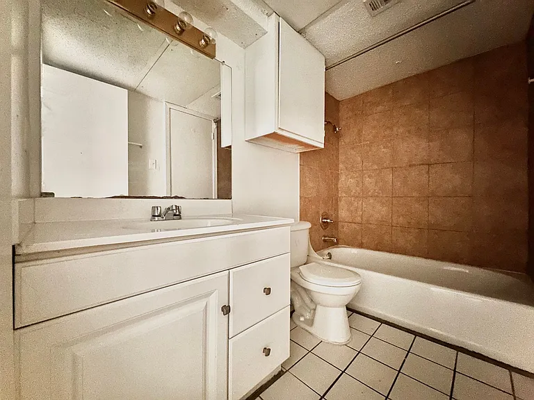 Marian Condos — Photo 65