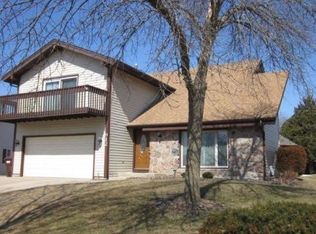 912 Boxwood Dr, Crystal Lake, IL 60014