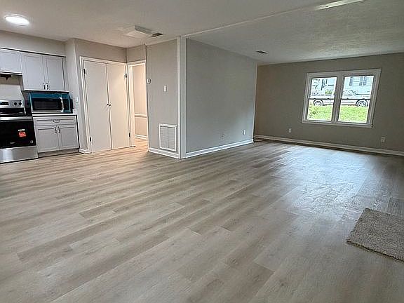 3rd image of 922 Linda Ln