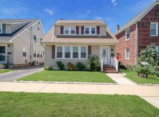138 Park Ave, Williston Park, NY 11596