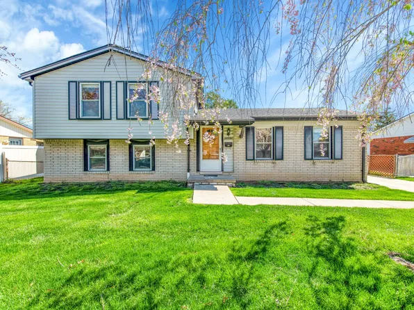 18551 Aldrin Ave, Brownstown, MI 48193