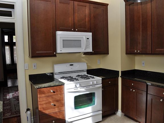 Kitchen/Gas Stove