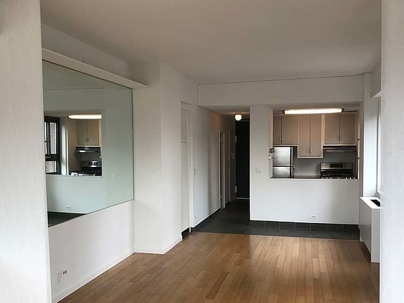 3rd image of 347 W 57th St APT 44D