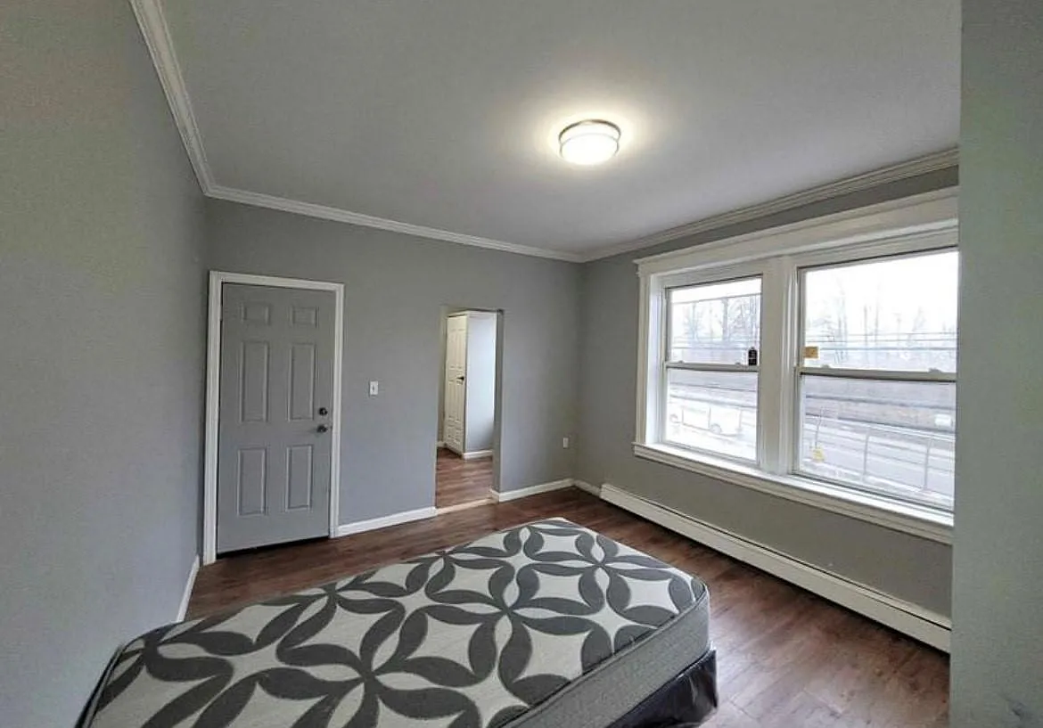 3 bed, $1,100 — Photo 1