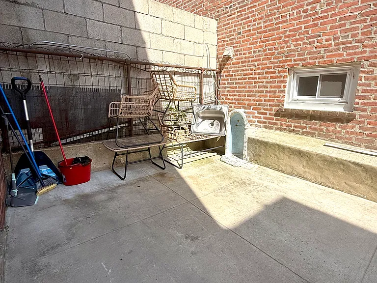 1060 Rhinelander Ave — Photo 15