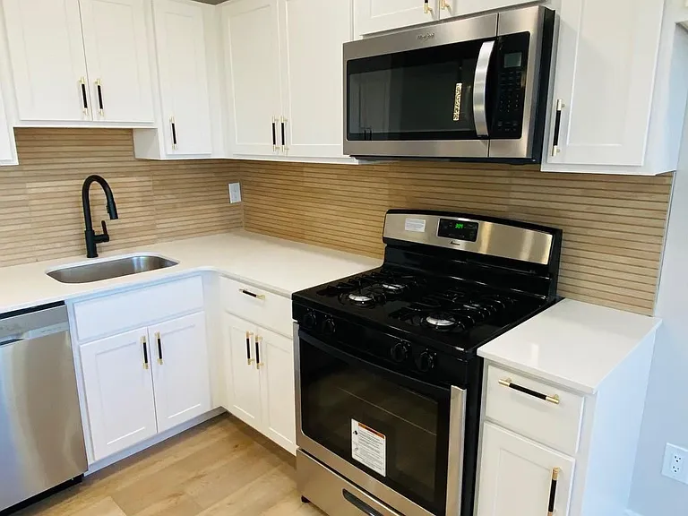 Karen Park Apartments — Photo 2