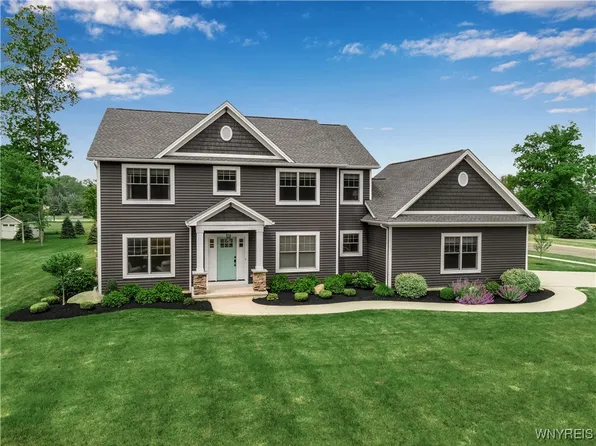 6850 Castle Rdg, Hamburg, NY 14075
