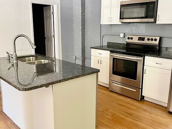 3rd image of 548 Roosevelt Ave Unit 6
