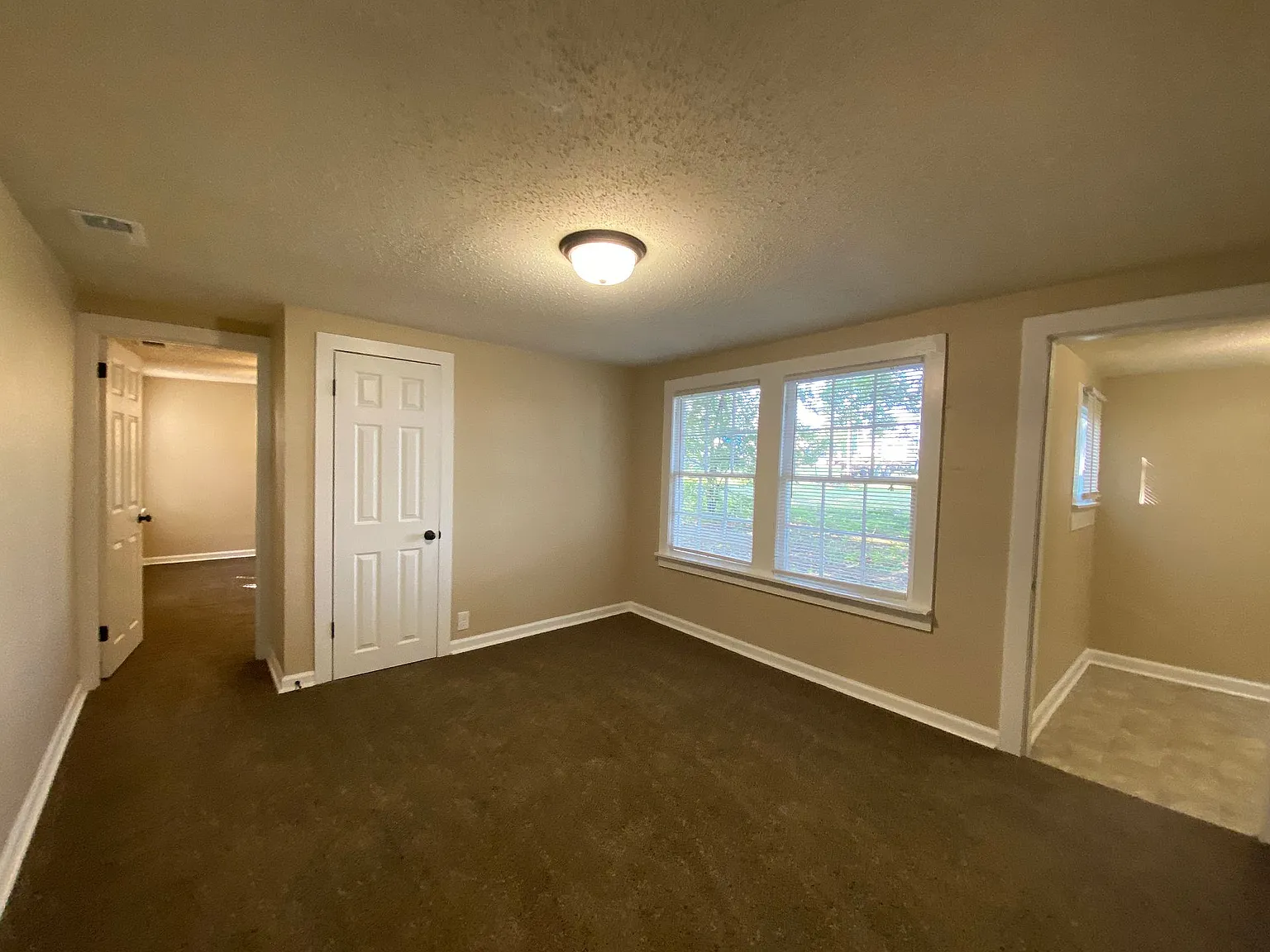 209 E Hickory St — Photo 4