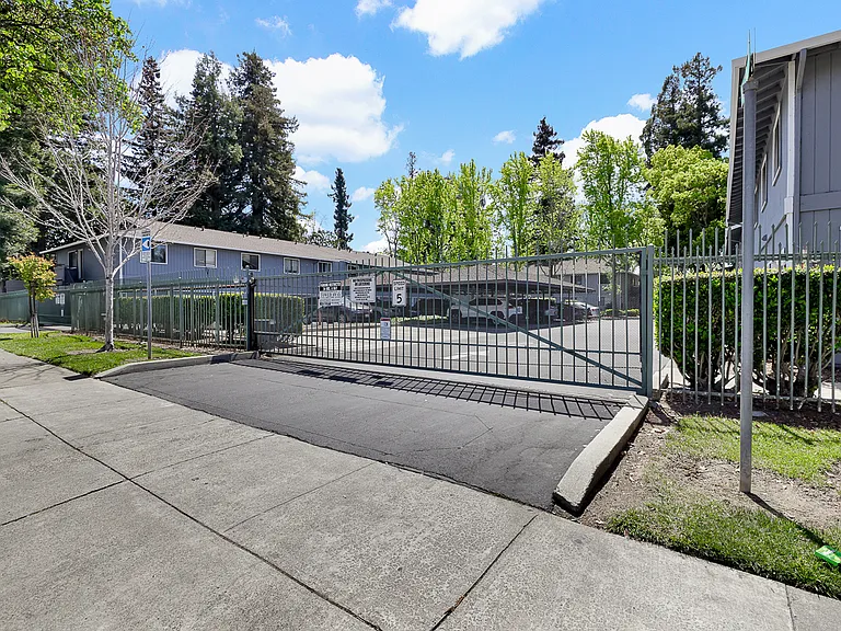 4033 Ralston Cmn — Photo 45