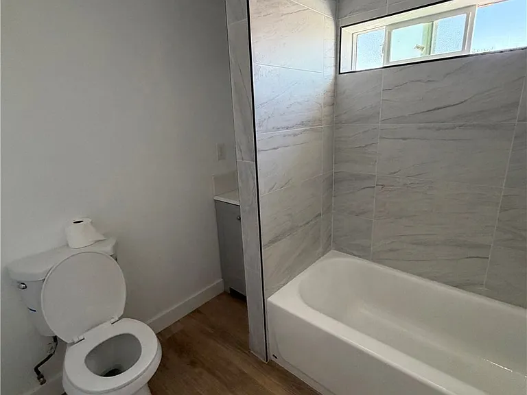 5439 Greenbrier Dr — Photo 9