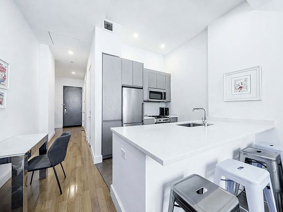4th image of 321 W 37th St APT 3D