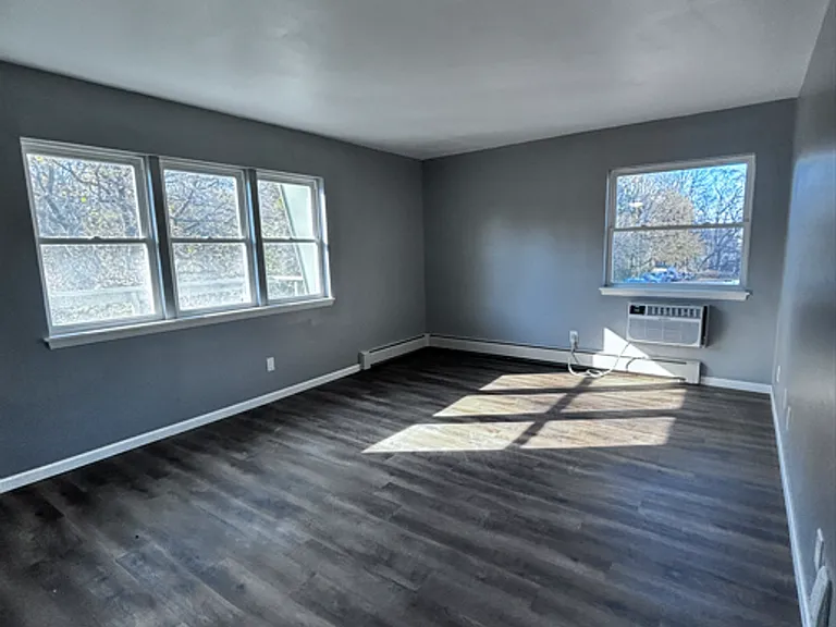 1005 S East St — Photo 11