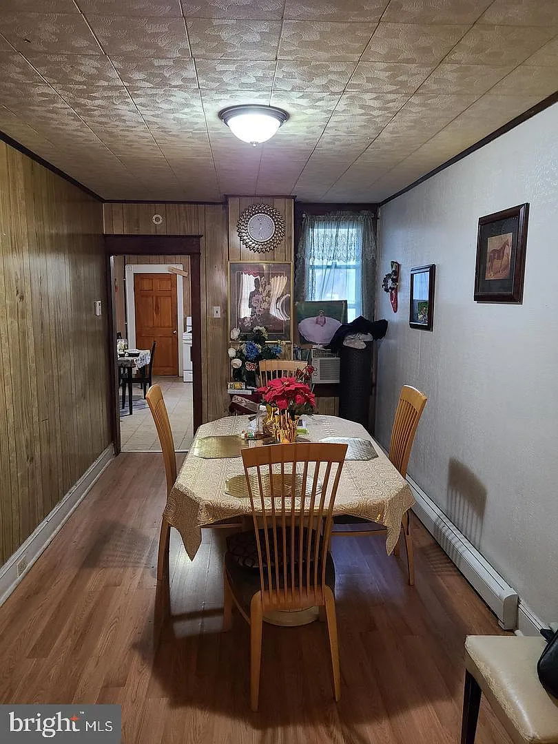 3 bed, 1.0 bath, 1098 sqft, $1,650 — Photo 2