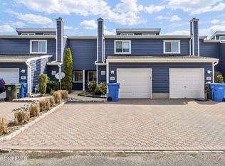 19 Rambling Meadow Ct, Tinton Falls, NJ 07724