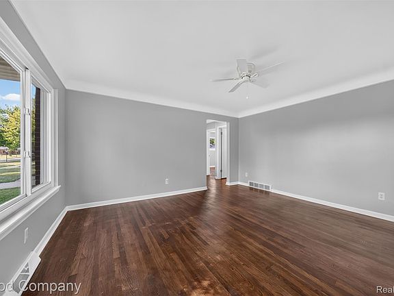 4th image of 29535 Milton Ave
